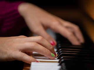 Obraz premium Hands of a girl playing the piano