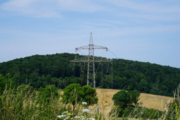 ein Strommast der Südlink Trasse der gerade angeschlossen wird
