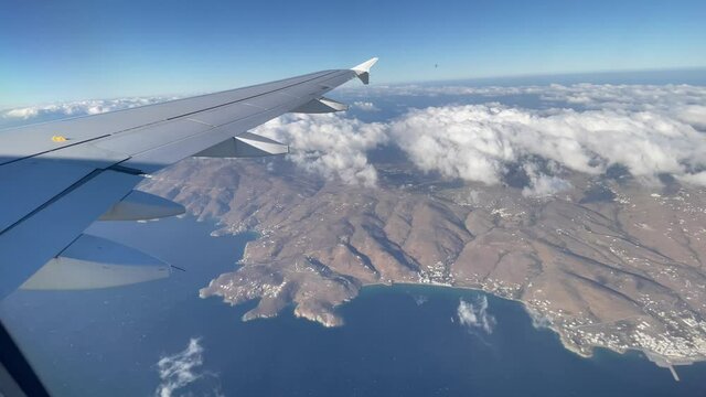 vue du hublot sur les iles grecques
