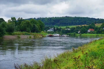 Blick auf die Fähre über die Weser in Polle in Niedersachsen