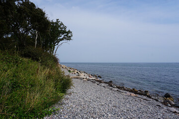 Fototapeta na wymiar Ein Strand mit Steinen bei Bagenkop auf Langeland in Dänemark
