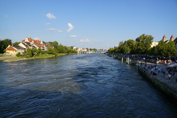 Fototapeta premium Blick zur Donauinsel Unterer Wöhrd in Regensburg