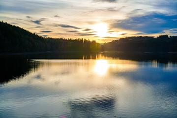 Sonnenuntergang am Stausee