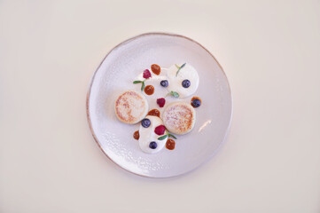 curd pancake with berries