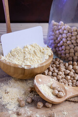 Harina de garbanzo junto a garbanzos crudos