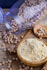 Frasco con garbanzo crudo y harina de garbanzo