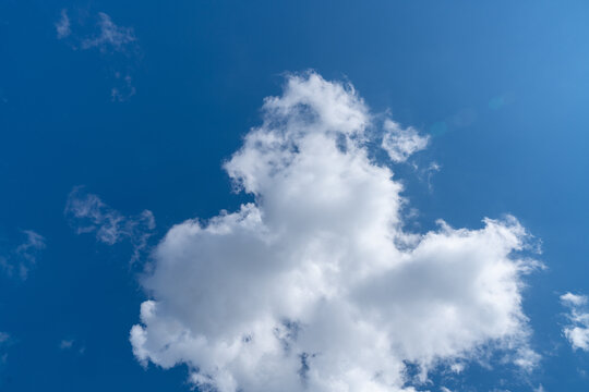 weiss graue Wolken am Himmel von unten Fotografiert