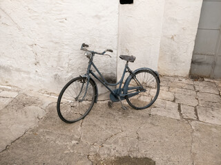 Fototapeta na wymiar Altes blaues Retro Fahrrad an der weißen Hauswand