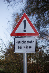 Verkehrsschild Rutschgefahr bei N&auml;sse. Fahrradweg in Deutschland