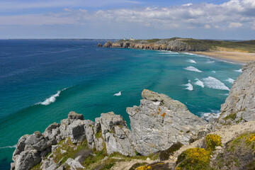 Fototapeta premium Depuis les roches de Pen Hir vue sur la pointe de Toulinquet à Camaret-sur-Mer (29570), département du Finistère en région Bretagne, France