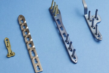 Surgical plates and instruments for osteosynthesis of bone fractures