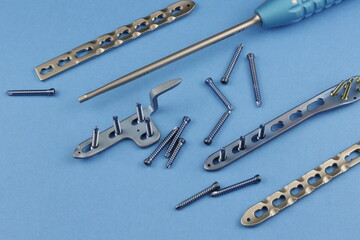 Surgical plates and instruments for osteosynthesis of bone fractures