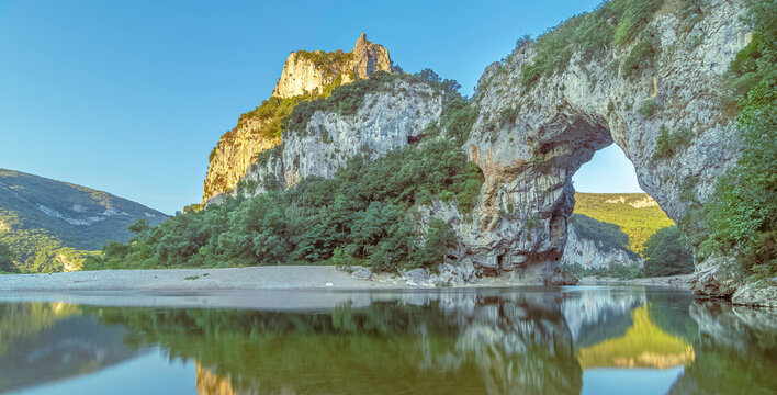 Vue de Vallon Pont d'Arc, site touristique en Ard&egrave;che, Sud de la France.