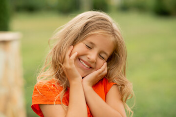 Naklejka premium little girl in the park, little girl, girl, girl in the park, girl in nature