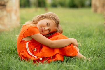 Fototapeta premium little girl in the park, little girl, girl, girl in the park, girl in nature