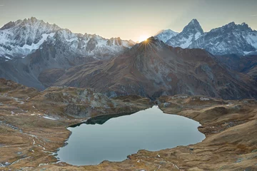 Papier Peint photo Mont Blanc Lacs de Fenêtre avec le Massif du Mont-Blanc en arrière plan en Suisse