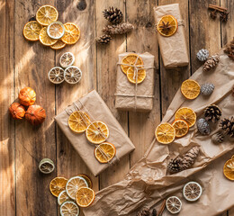 Geschenke zu Weihnachten natürlich verpacken mit Orangenscheiben und Zapfen