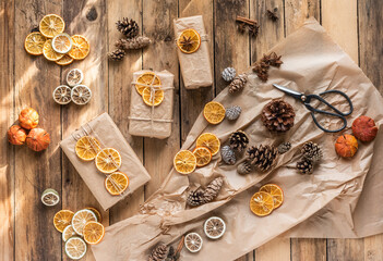 Geschenke zu Weihnachten natürlich verpacken mit Orangenscheiben und Zapfen