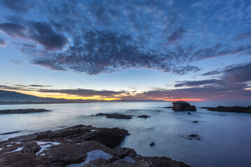Obraz premium Spectacular sunset of varied color in the sky on the coast of Galicia!