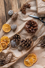 Geschenke zu Weihnachten natürlich verpacken mit Orangenscheiben und Zapfen