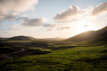 Landschaft bei Island bei Sonnenuntergang / Fagradalsfjall, Fagradalshraun, Geldingardalir