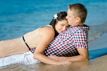 Fototapeta premium a guy and a girl walk along the seashore