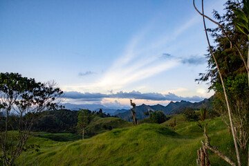 Atardecer impresionante con montañas en el horizonte y un vibrante cielo azul