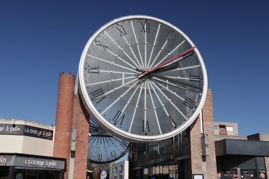 Cergy, France &ndash; octobre 2021 : Horloge de la gare RER de Cergy Saint-Christophe.