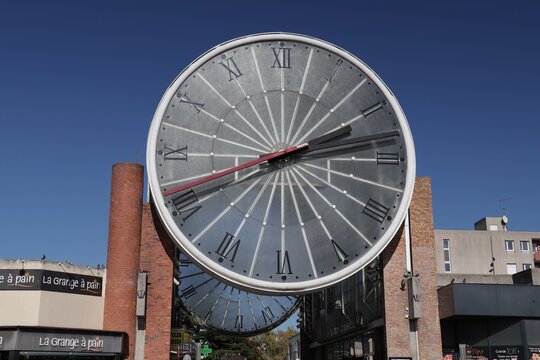 Cergy, France &ndash; octobre 2021 : Horloge de la gare RER de Cergy Saint-Christophe.