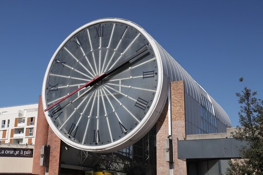 Cergy, France &ndash; octobre 2021 : Horloge de la gare RER de Cergy Saint-Christophe.