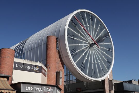 Cergy, France &ndash; octobre 2021 : Horloge de la gare RER de Cergy Saint-Christophe.