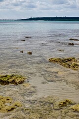 沖縄県宮古島　浅瀬　岩場　橋