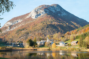 Fototapeta premium Lac et village de la Thuile dans les Bauges
