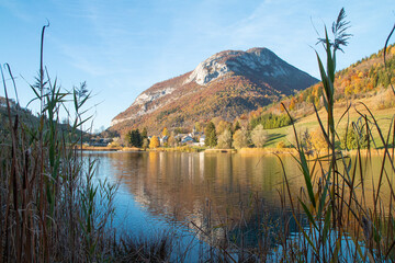 Lac et village de la Thuile dans les Bauges