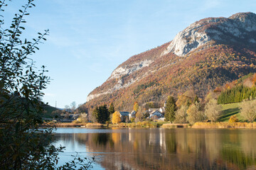 Lac et village de la Thuile dans les Bauges