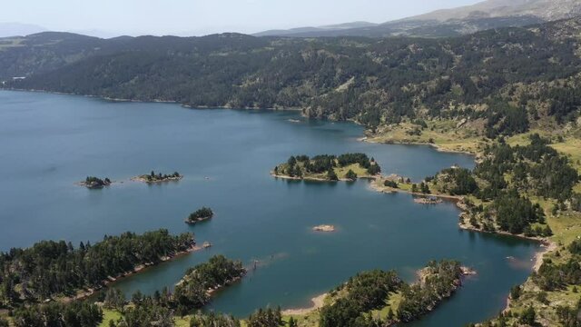 survol d'un lac de montagne et des forets dans les Pyr&eacute;n&eacute;es-Orientales, sud de la France, parc naturel des Bouillouses