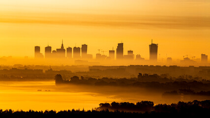Wschód słońca nad Warszawą, Panorama Warszawy widziana zza mgły, mglista Warszawa, Chwile przed wschodem słońca