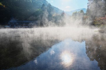 大分県　湯布院　金鱗湖　朝霧
