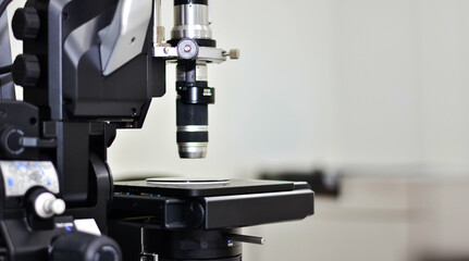 Microscope for research and development in industrial factory laboratories
