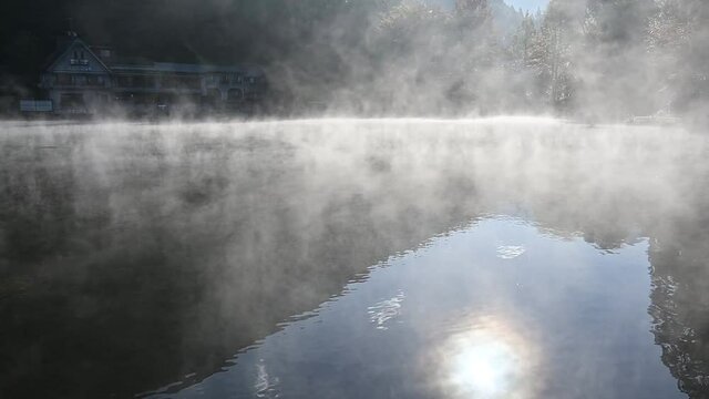 大分県　湯布院　金鱗湖　朝霧