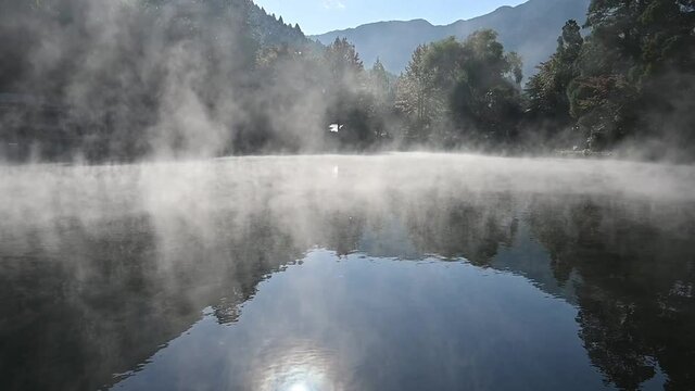 大分県　湯布院　金鱗湖　朝霧