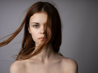 Naklejka premium woman hairstyle bare shoulders clear skin fashion dark background