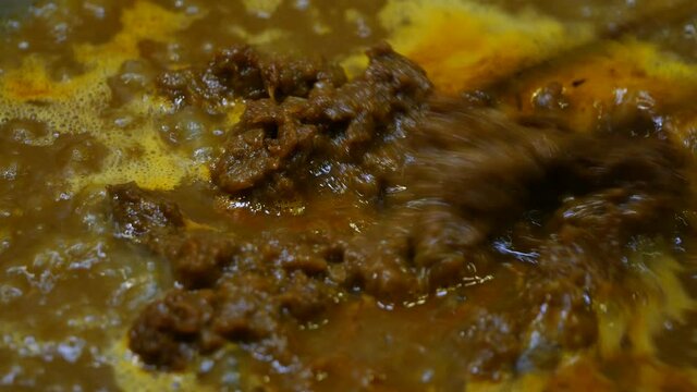 ひき肉とスパイスを煮込んだスパイスカレーの動画。