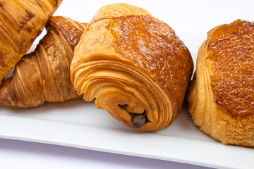 pain au chocolat et croissant isolé sur un fond blanc