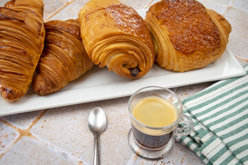 café et viennoiserie sur une table