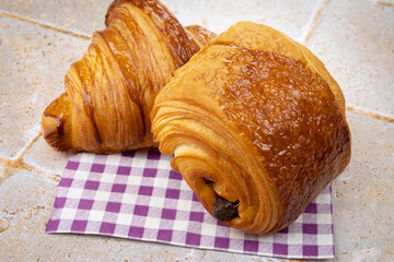 pain au chocolat et croissant isolé sur une table