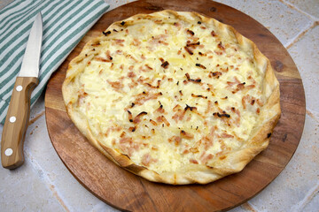 tarte flambée "flammekueche" sur une table