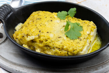 plat de colin à la bordelaise sur une table
