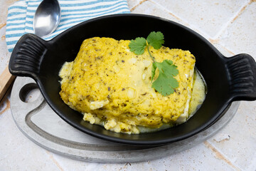 plat de colin à la bordelaise sur une table