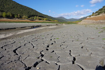 Sècheresse d'un cours d'eau à sec avec une rivière qui manque totalement sans eau dû au...